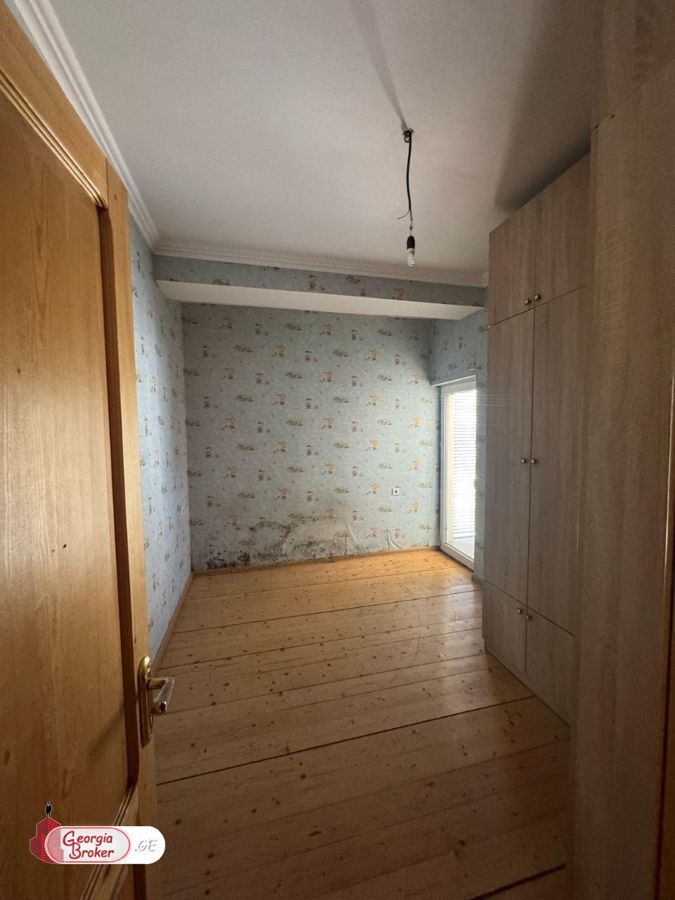 продается квартира с новым ремонтом 4-комнаты